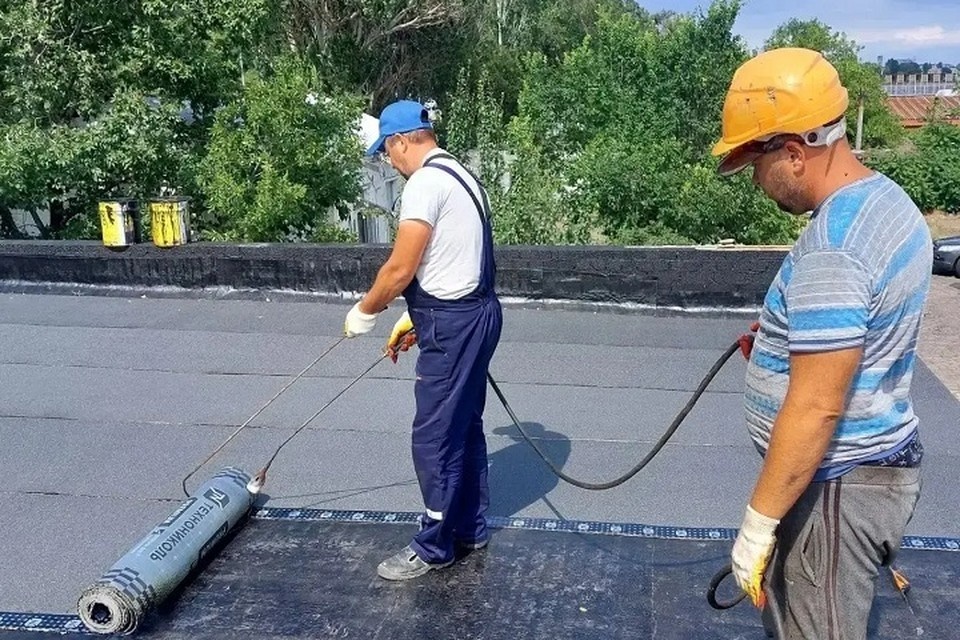    Строители продолжают ремонт комплекса зданий ГИМС МЧС России в Мариуполе. Фото: «Возродим Донбасс»