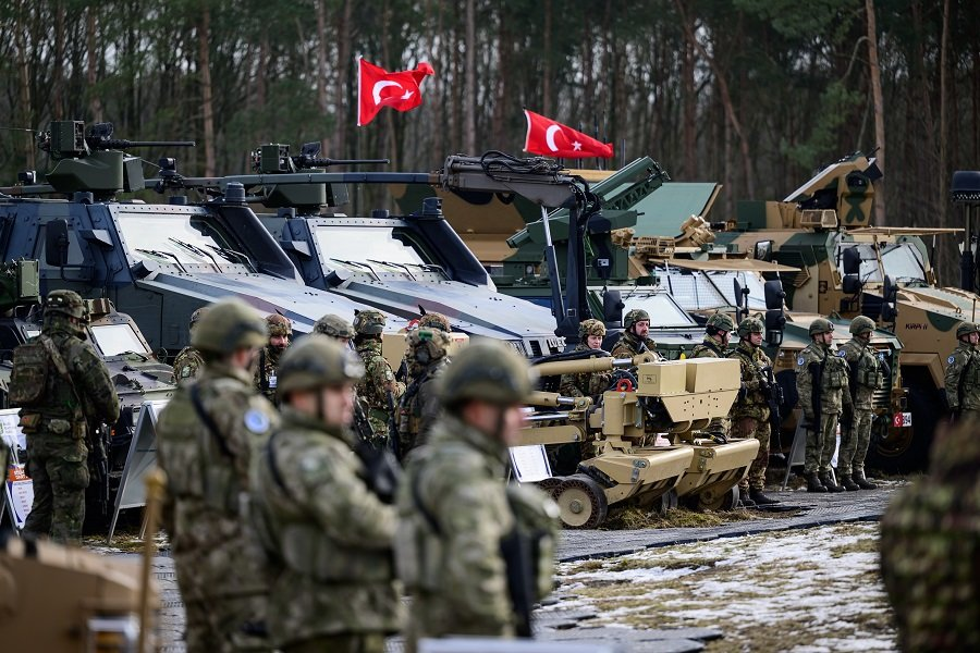 Турецкие солдаты во время многонациональных учений НАТО - Фото: Philipp Schulze/dpa/picture-alliance/TASS