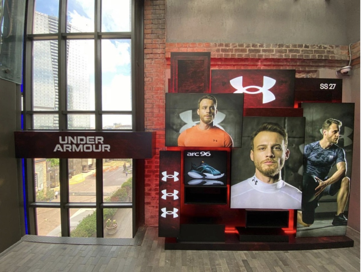 Керем Бюрсин. Магазин бренда Under Armour.