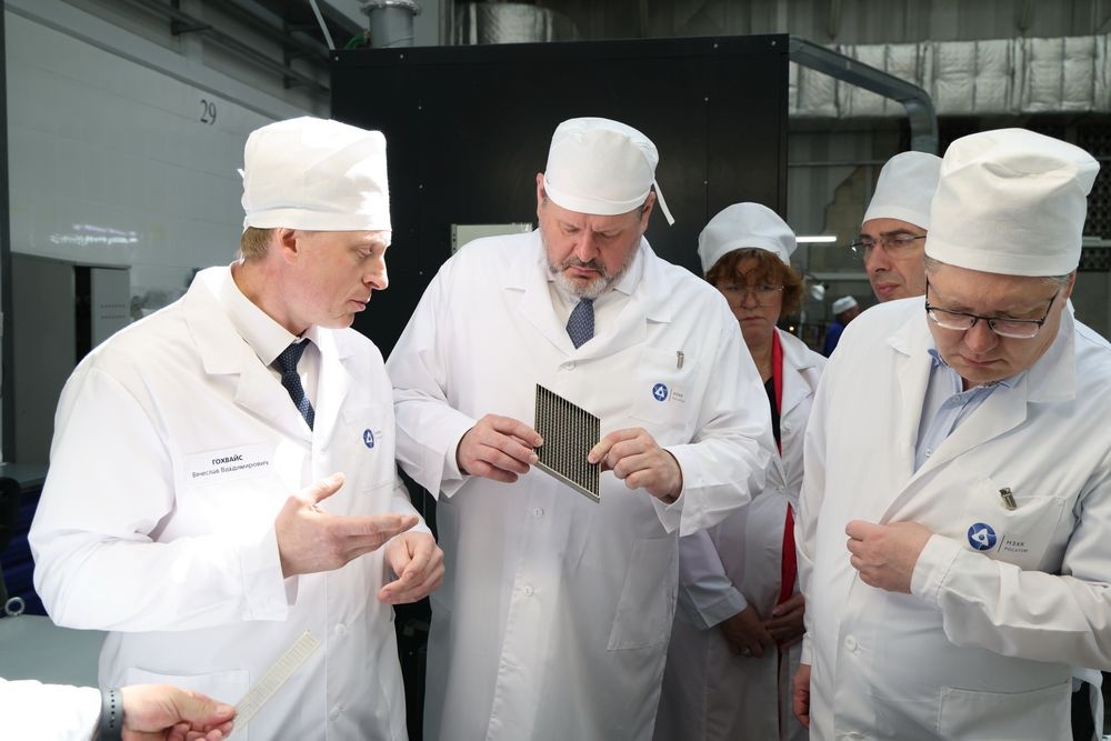    Министр труда и социальной защиты РФ Антон Котяков (в центре) посетил Новосибирский завод химконцентратов / Пресс-служба губернатора Новосибирской области