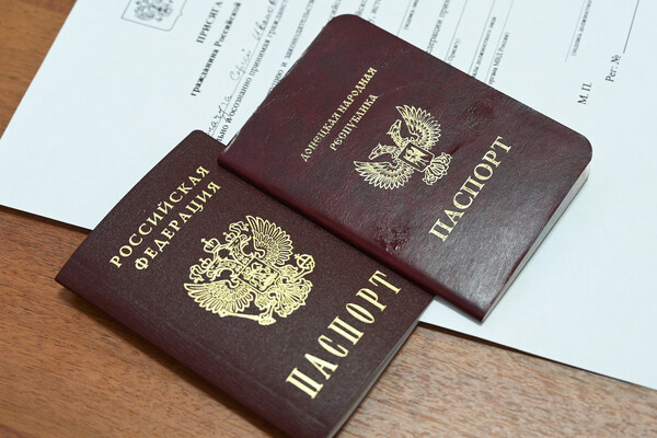 Паспорта России и Донецкой Народной Республики во время выдачи российских паспортов жителям ДНР в отделении по вопросам миграции отдела МВД России по Ростовской области / Сергей Пивоваров/РИА Новости   📷
