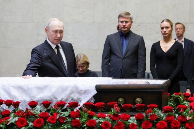    Владимир Путин во время церемонии прощания с бывшим министром обороны РФ Сергеем Ивановым / © Гавриил Григоров/ТАСС
