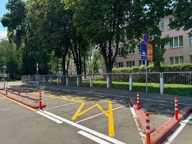 Минск захлестнула мода на пришкольную мини-урбанистику: установка искусственных неровностей, конструктивных заужений проезжей части, оборудование специальных зон посадки и высадки юных пассажиров возле учреждений образования (на фото: пикап-зона на ул. Пуховичской, 21, по соседству со средней школой № 89) ИА «Минск-Новости»