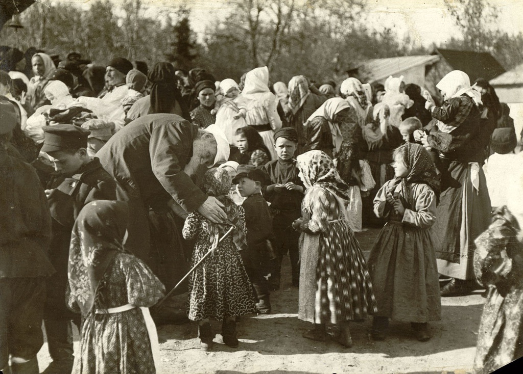 Лев Толстой с крестьянскими детьми. Троицын день, 17 мая 1909 года