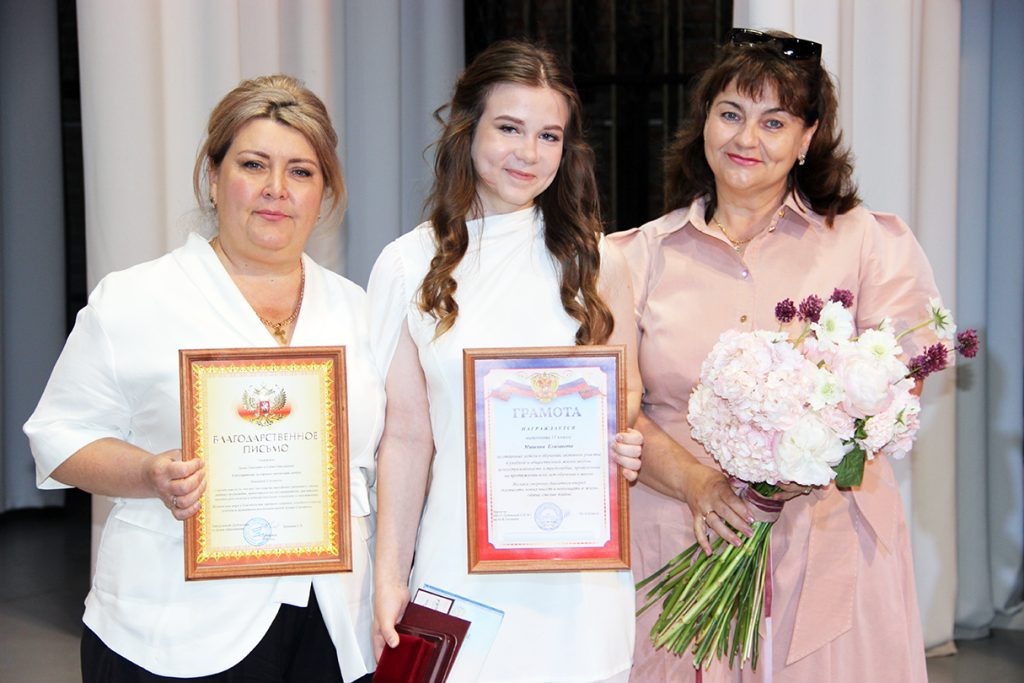   На фото слева направо Е.Н. Мишина, Елизавета Мишина и Е.В. Брицына, заведующий РОО. Татьяна Куделина