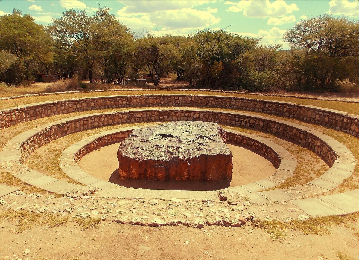 Гоба, крупнейший из найденных метеоритов. Фото: Eugen Zibiso, https://vk.cc/cZchnm