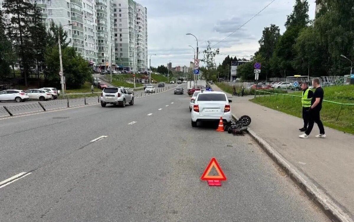    Два подростка пострадали в столкновении электровелосипеда и легковушки в Ижевске