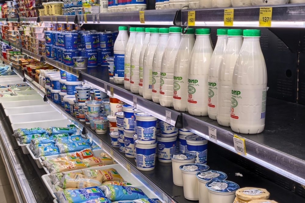    Полки с молочной продукцией в супермаркете Севастополя. / Юлия Крымова/РГ