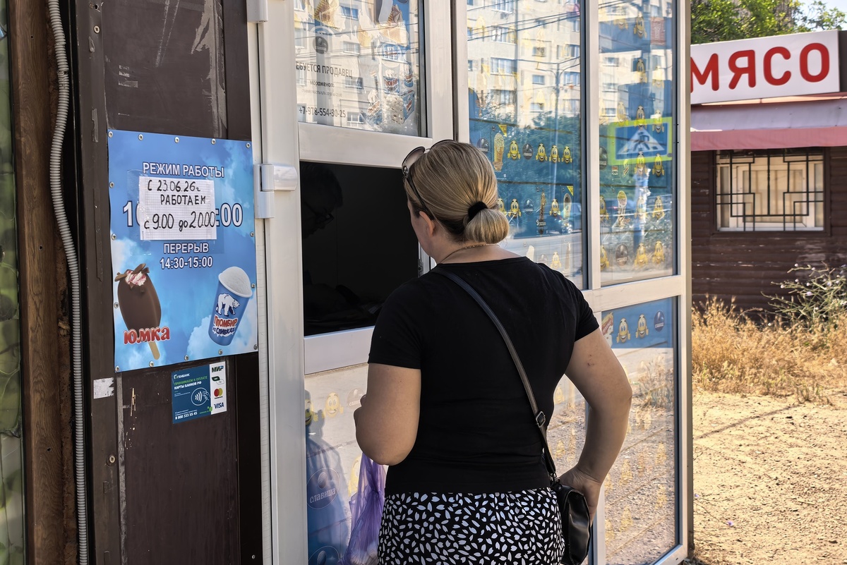   Покупательница у киоска с мороженым в Севастополе./Юлия Крымова / РГ