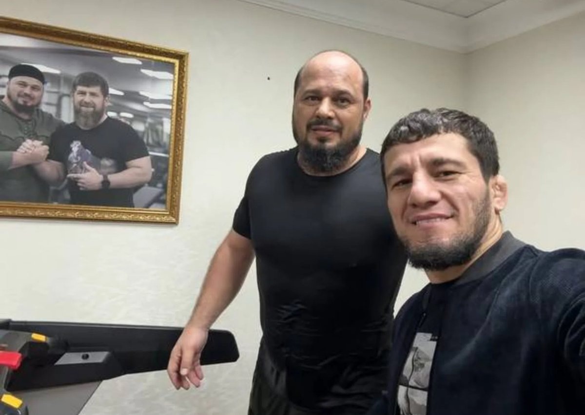     Блогер (справа) взял себе позывной Зверь