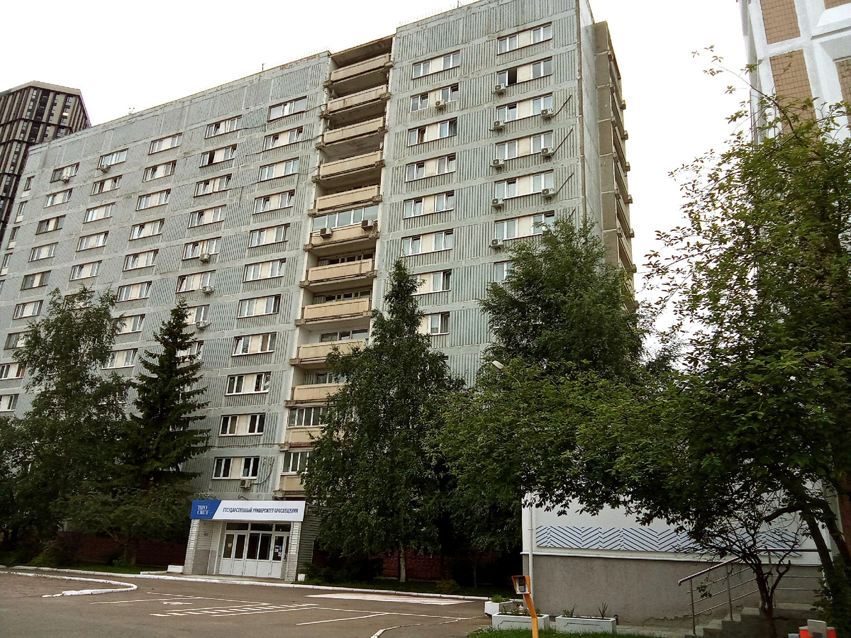 Это соседнее здание, оно соединено с корпусом 2а теплым переходом. Здесь находятся кафедры факультета психологии, общежитие, учебные аудитории (все с кондиционером).  Головинское шоссе, д.8, корп 2.   