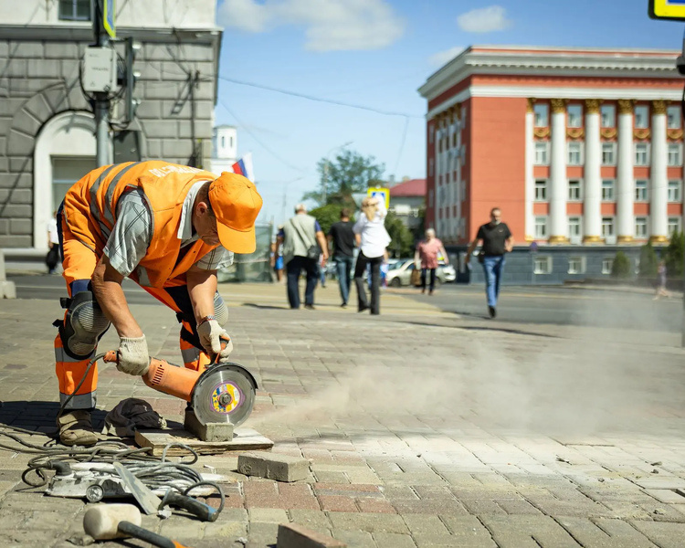     В Курске на улице Ленина заменят 800 квадратных метров тротуарной плитки