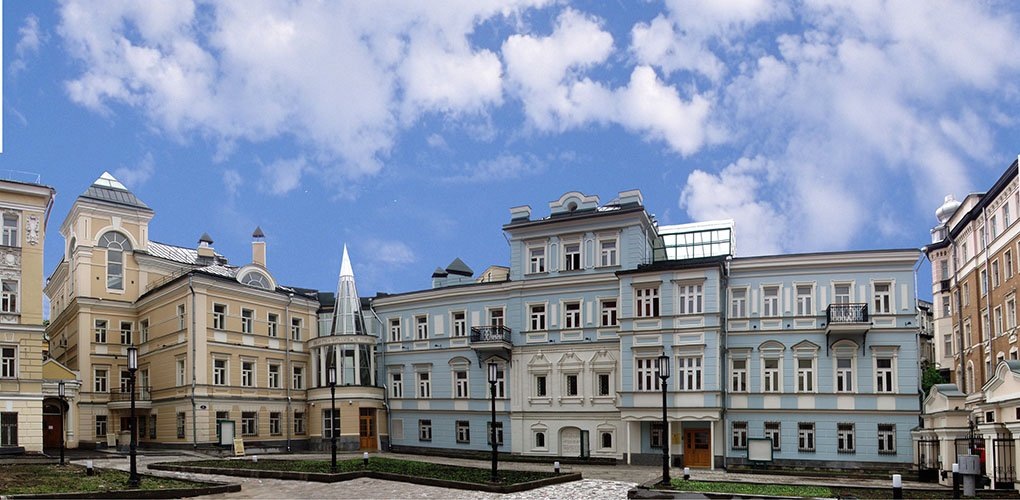 От коммуналок до Палат XVIII века. Как я неожиданно нашла древний терем внутри московской библиотеки.