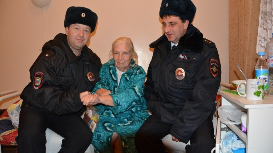 Как воронежские полицейские спасли 82-летнюю пенсионерку, сутки пролежавшую без сознания