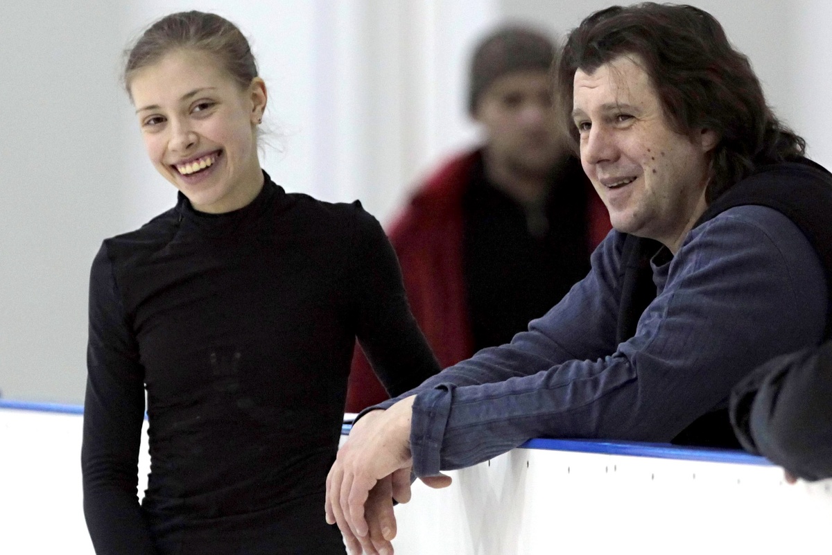    2011 год. Фигуристка Александра Васильева и тренер Артур Дмитриев во время тренировки в Академии фигурного катания в Санкт-Петербурге. /Алексей Даничев / РИА Новости