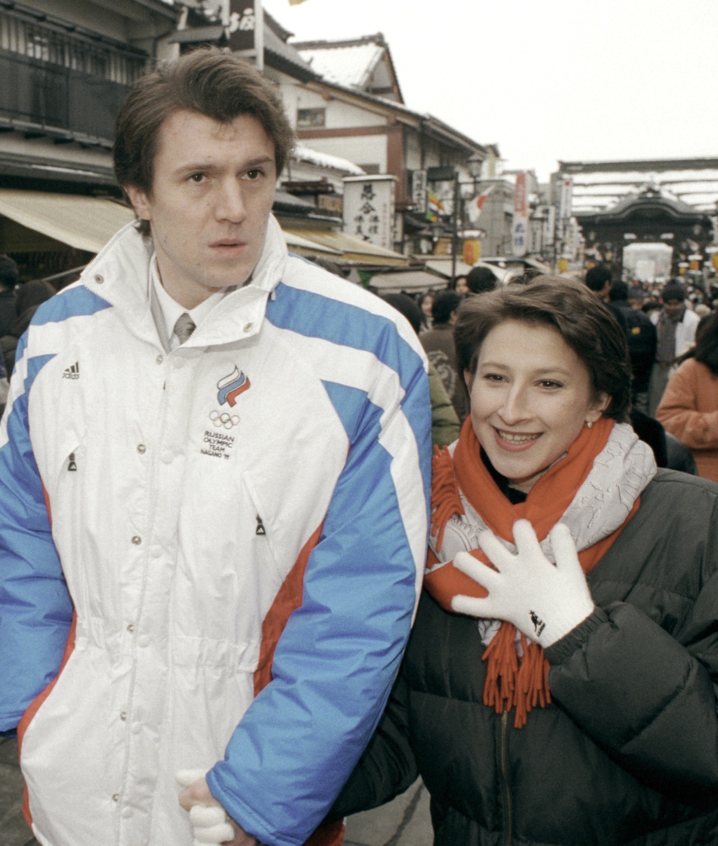    1998 год. Российские фигуристы Оксана Казакова и Артур Дмитриев прогуливаются по одной из улиц Нагано во время XVIII зимних Олимпийских игр. /Сергей Гунеев / РИА Новости