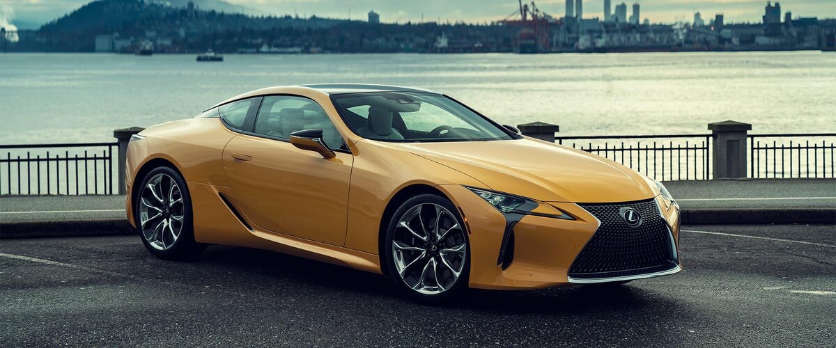 Lexus LC 500 — одно из самых красивых японских купе современности. Автомобиль сочетает роскошный дизайн, атмосферный двигатель V8 и высокий уровень комфорта, оставаясь настоящим гран-туризмо для дальних путешествий.