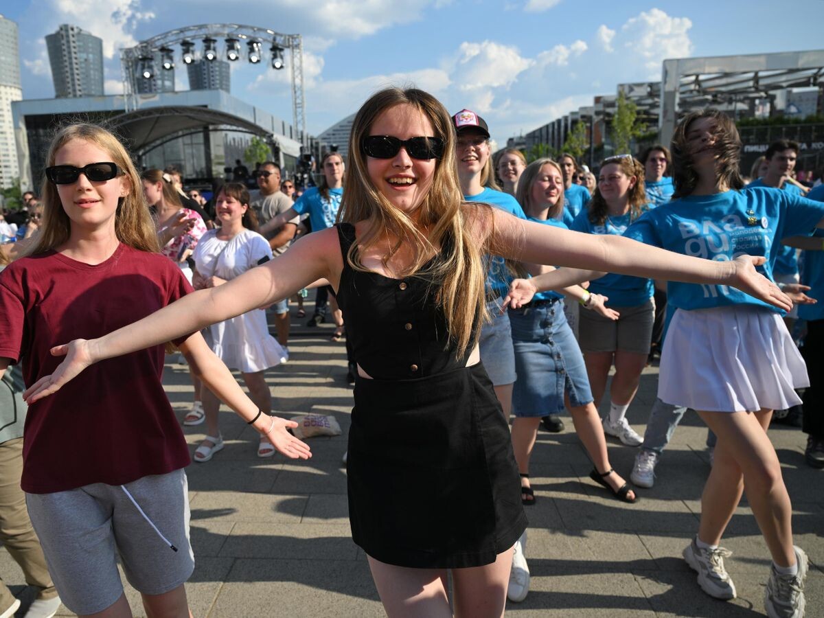    Участники танцевального флешмоба "Moscow Moves" на праздновании Дня молодежи в парке культуры и отдыха "Ходынское Поле" в Москве | © РИА Новости / Максим Блинов