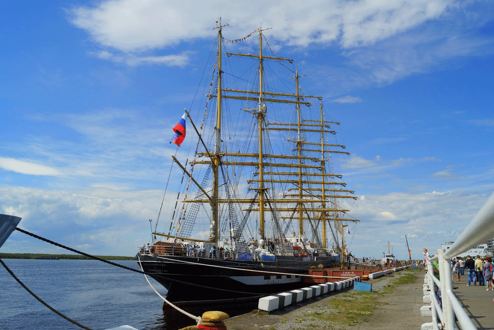    30 июня 2015 года, "Крузенштерн" в Архангельске. / Фото: Елена Перевозникова