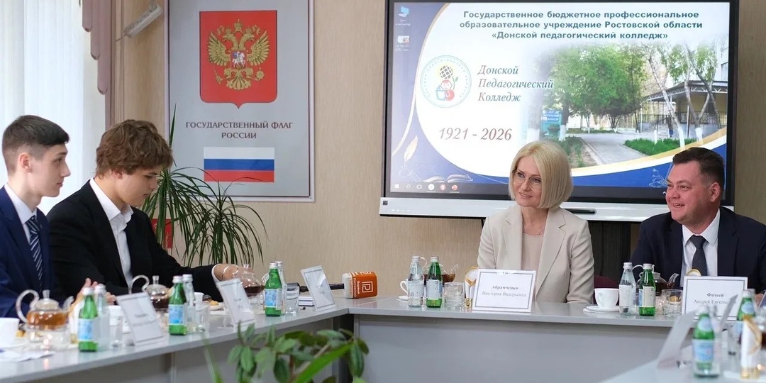 Еще один трехсотбалльник на Дону: депутат Абрамченко встретилась с лучшими выпускниками