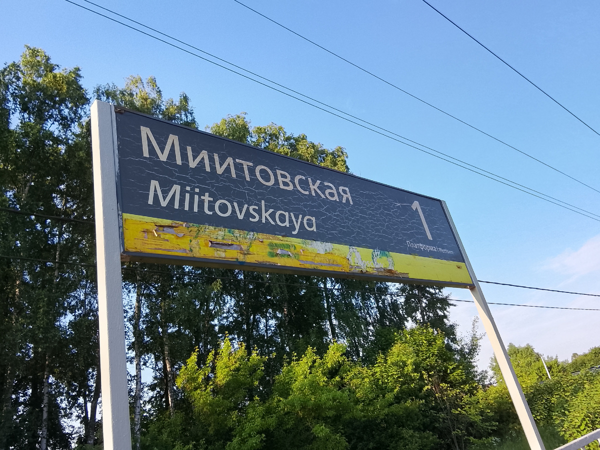 Табличка в стиле pid. Красный слегка выцвел, подарив нам оранжевое настроение.