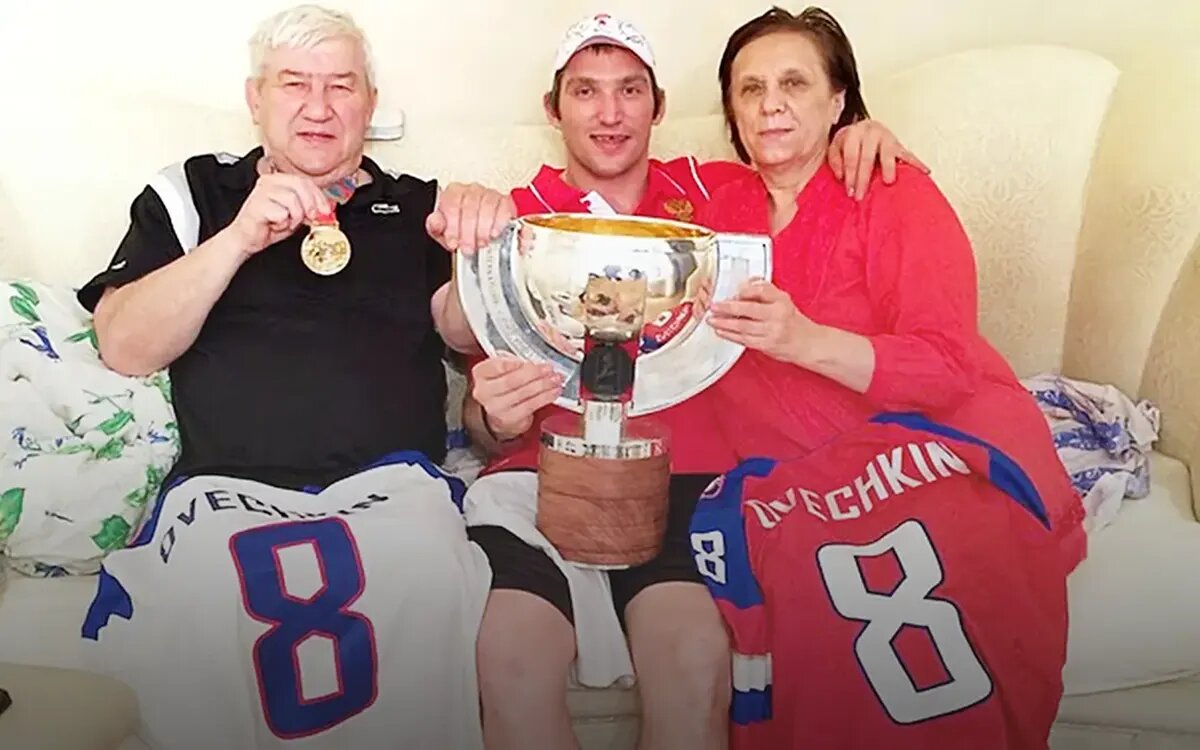    Александр Овечкин с родителями. Источник фото: соцсети Александра Овечкина