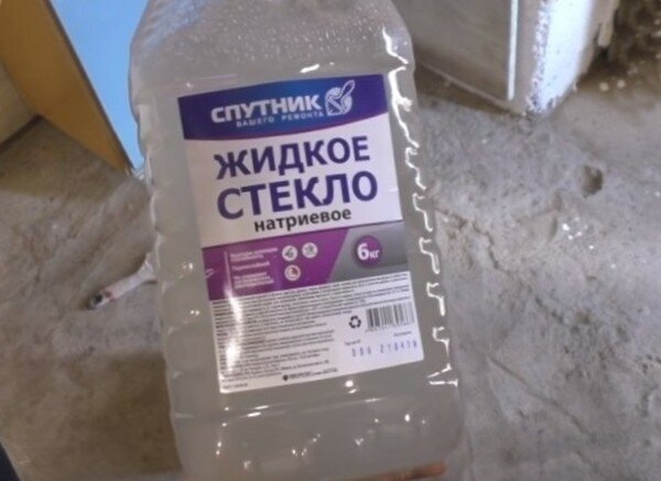 Продаётся всё это добро в канистрах разного литража — от маленьких бутылок до больших вёдер.