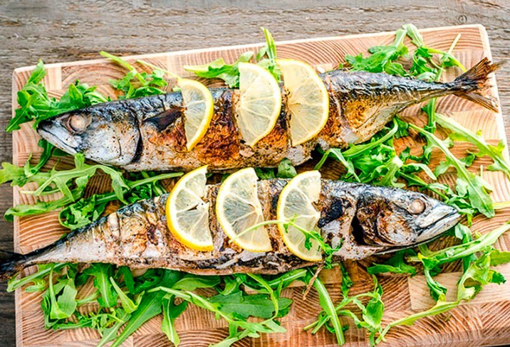 Простая запеченная скумбрия с лимоном - отличный вариант сытного и недорогого обеда для всей семьи. Такое блюдо содержит максимальное количество полезных жиров для поддержки сосудов. legenrecipes.com