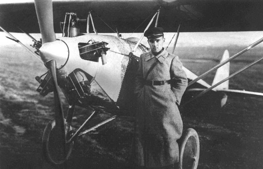    Александр Яковлев с авиеткой АИР-4ОКБ им. Яковлева
