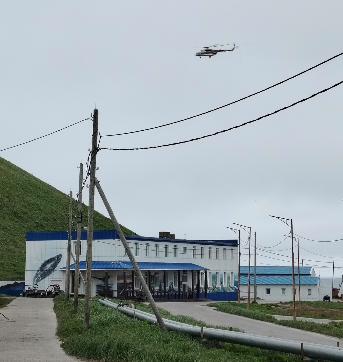 Каждый рейс вертолёта на остров - это долгожданное событие. Фото автора. 