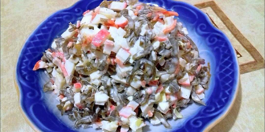 Салат с морской капустой, крабовым мясом и яйцом — простой, полезный и очень вкусный рецепт