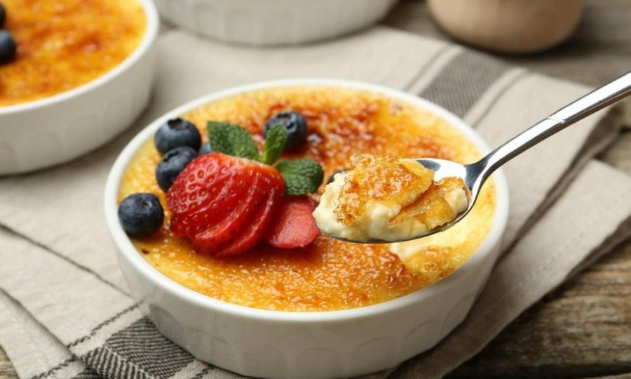Десерт крем-брюле: классический французский рецепт с хрустящей карамельной корочкой