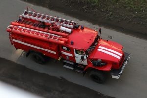 «Упал плашмя на землю»: в Омске ребенок прыгнул с пятого этажа, спасаясь от пожара