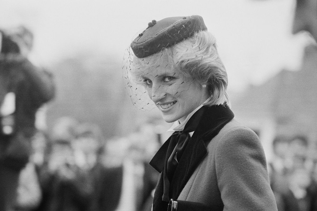    1983 год. Принцесса Диана во время визита в школу Colston's School в Бристоле. /Len Trievnor / Daily Express / Hulton Archive / Getty Images