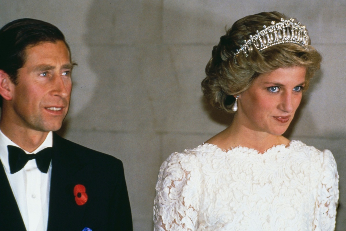    1985 год. Принцесса Диана в белом вечернем платье и тиаре Queen Mary во время визита в посольство Великобритании в Вашингтоне вместе с принцем Чарльзом. /Hulton Archive / Getty Images