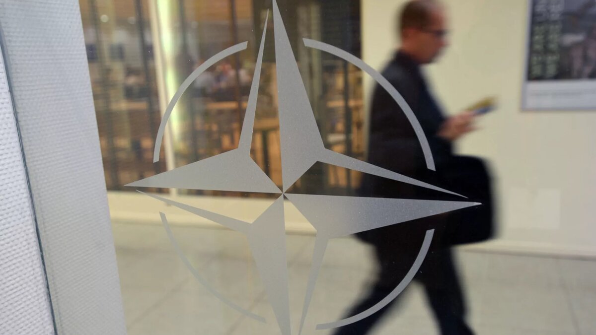 Эмблема организации в штаб-квартире НАТО в Брюсселе
© Sputnik / Алексей Витвицкий 