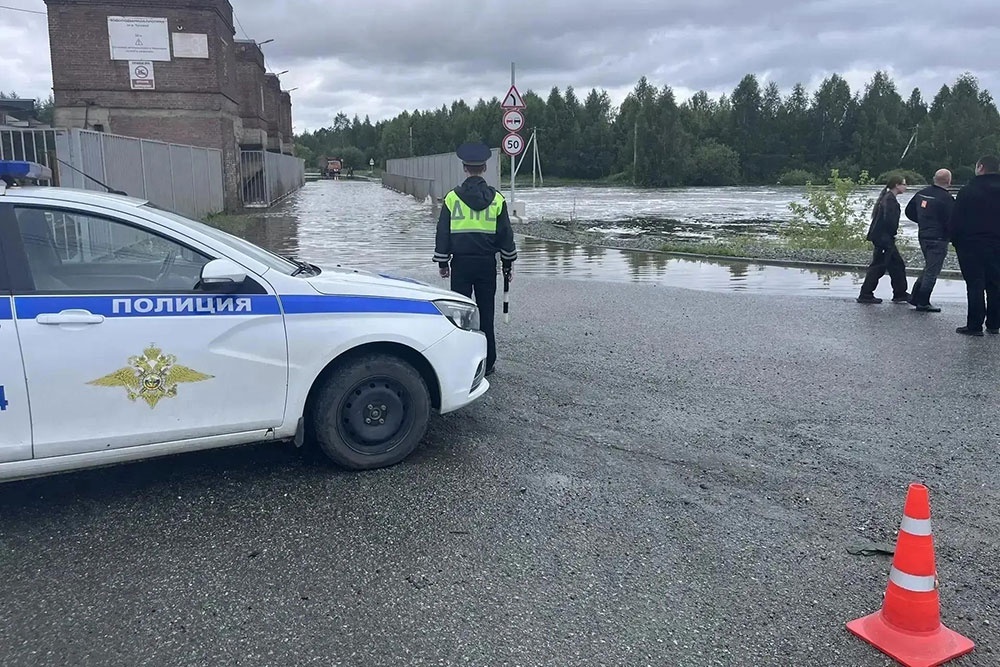    На подтопленных участках выставлены временные дорожные знаки и предупреждающие щиты. / Госавтоинспекция Свердловской области