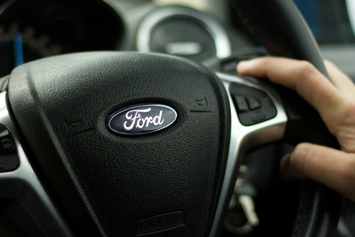    Это победа человечества: Ford снова наймет сотни инженеров, которых сократили ради ИИ