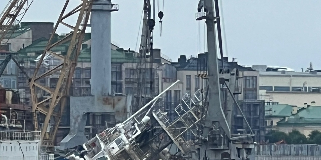 Вид с кормы наиболее показателен — насколько продвинулась операция по судоподъёму полузатонувшего буксира «Капитан Ушаков»