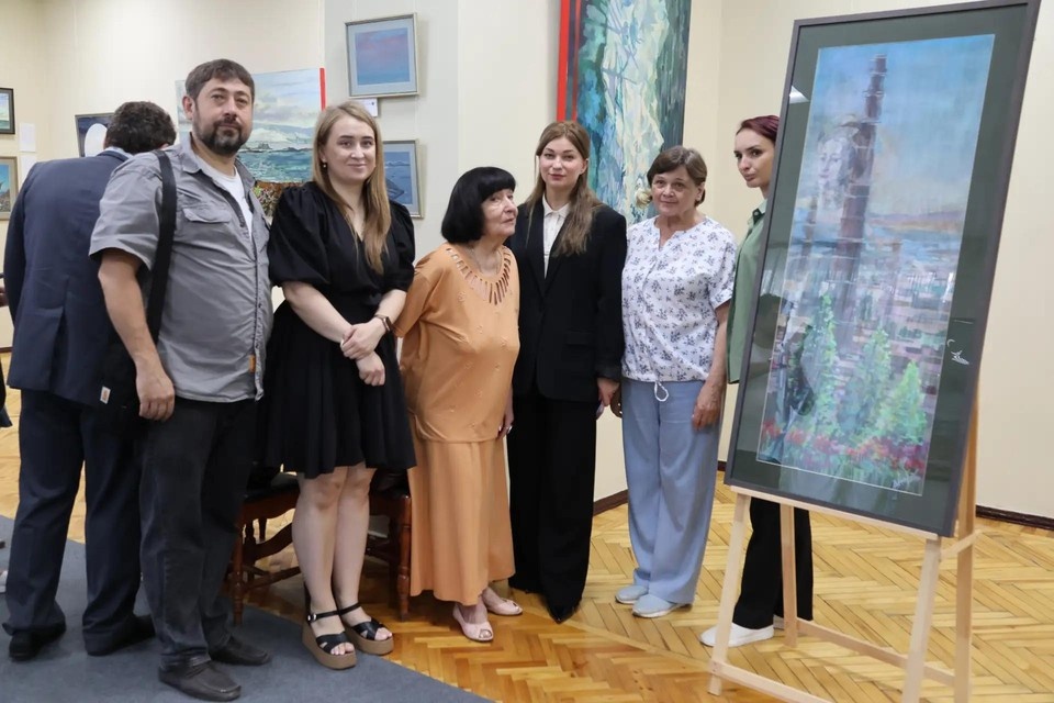    Луганскому музею подарили картину, созданную специально для города. ФОТО: Минкультуры ЛНР