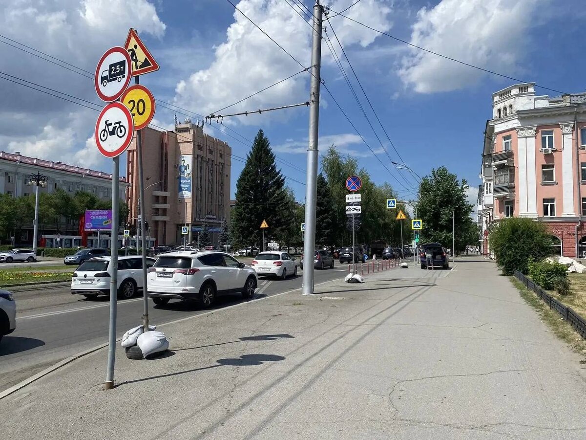 На проспекте Ленина временно разрешили движение автомобилей по выделенной полосе, предназначенной для общественного транспорта