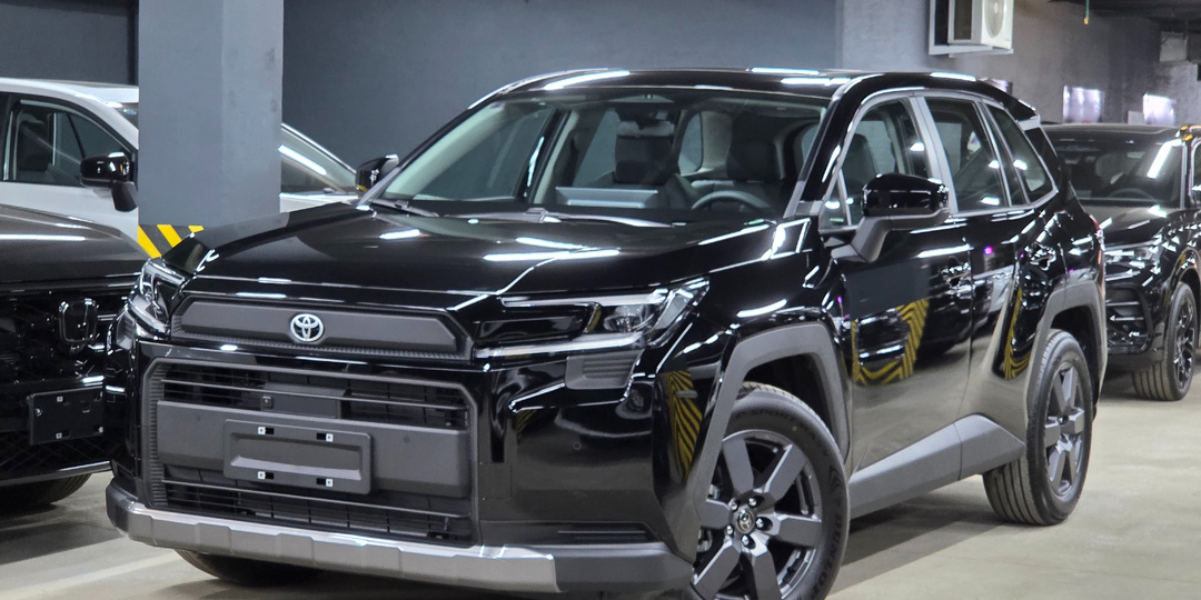 Сметают с колес: Новый Toyota RAV4 вызвал бешеный ажиотаж, а дилеры считают запасы в часах