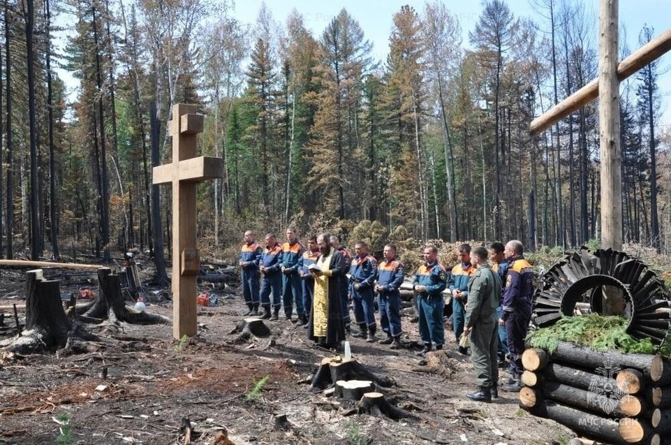    На десятый дней после крушения на склоне установили православный крест. ГУ МЧС по Иркутской области