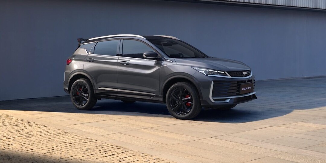 Новый кроссовер Geely Coolray получил в России белый и серый цвета кузова