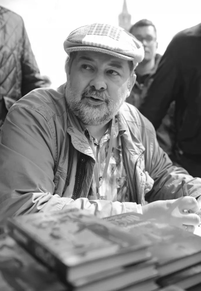 Сергей Лукьяненко — автор множества книг, многие из них объединены в циклы. Один из самых популярных «Дозоры».