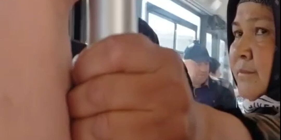 Водитель автобуса заблокировал двери, чтобы задержать 5 пассажирок в хиджабах - почему он так поступил?