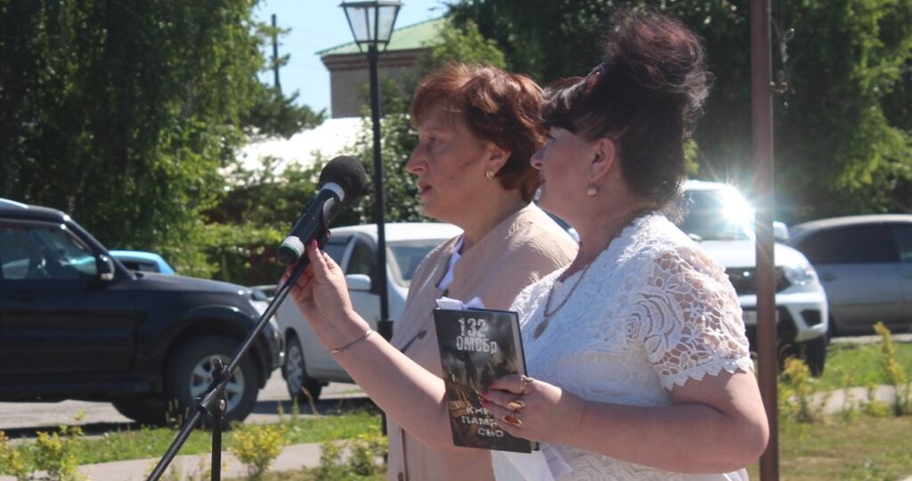 В Здвинский музей передали книгу о подвигах участников СВО