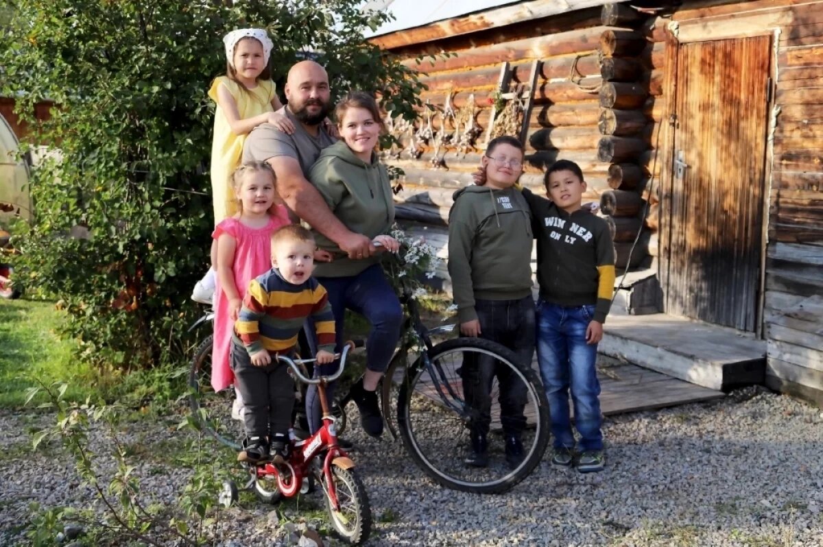    У супругов Катралеевых пятеро детей. У них теперь настоящая семьЯ.