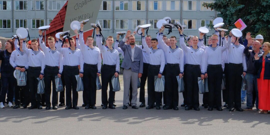 Северная верфь ОСК проводила матросов научно-производственной роты