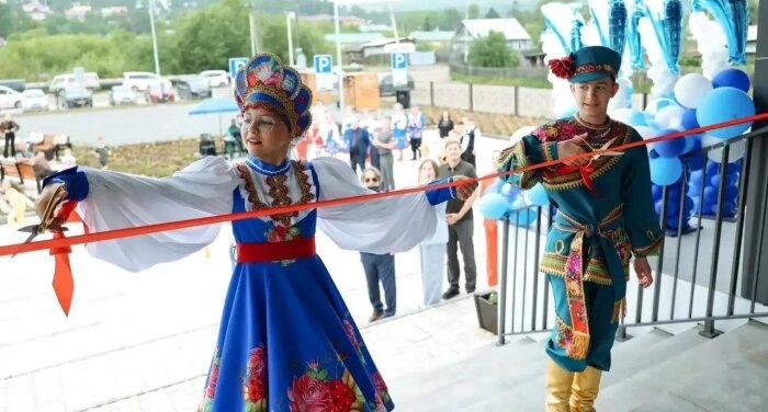 Перерезать ленточку доверили сельским детям / фото: канал Василий Орлов в Мах